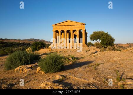 Agrigento, Sicilia, Italia. Fronte ovest del Tempio della Concordia illuminato dal sole che tramonta, Valle dei Templi. Foto Stock