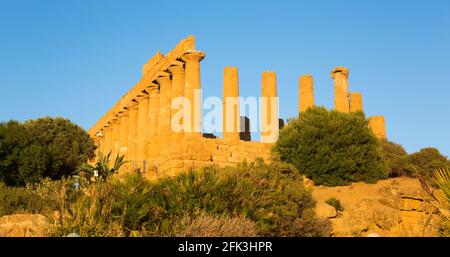 Agrigento, Sicilia, Italia. Il Tempio di Hera illuminato dal sole che tramonta, Valle dei Templi. Foto Stock