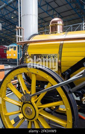 York, North Yorkshire, Inghilterra. Riproduzione funzionante del razzo di Stephenson in mostra al Museo Nazionale delle Ferrovie. Foto Stock