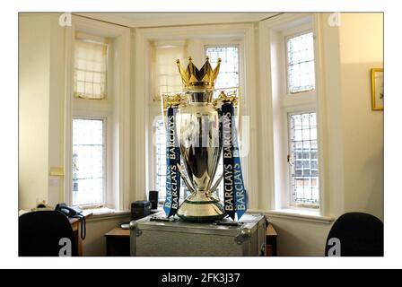 La Coppa di premiership in corso di incisione per l'anno 2005, ad Aspreys sul vecchio Bond st da Philip sale.pic David Sandison 4/5/2005 Foto Stock
