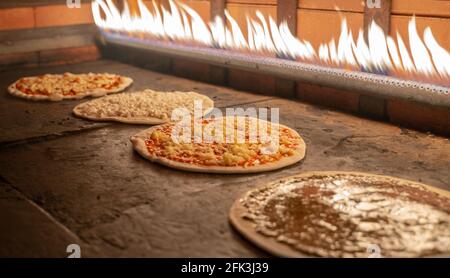 Arabo cibo tradizionale Manakish cotto nel forno a gas. Foto Stock