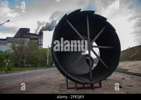 Moderno filtro per la pulizia dei gas del convertitore metallurgico su impianti siderurgici. Pronto per l'installazione. Attrezzature Oschatz. Camino della pianta di fumo (pila di fumo) sul retro Foto Stock