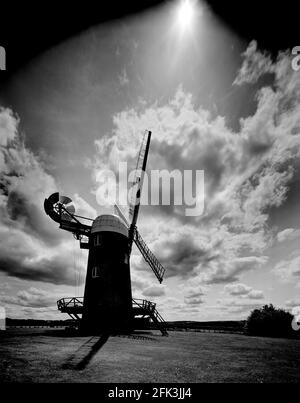 Wilton Windmill, North Wessex Downs, vicino a Marlborough Wiltshire, Inghilterra, Regno Unito, formato ritratto in bianco e nero con nuvole e cielo drammatici, spazio di copia Foto Stock