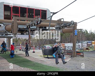 Glencoe, Lochaber, Scozia, Regno Unito. 28 aprile 2021. Questi uomini viaggiarono da Aberdeen per visitare la tranquilla pista sciistica di Glencoe Mountain Resort ed eccitati dopo che le restrizioni di Lockdown si sono allentate per comprare i loro biglietti e salire sulla seggiovia per ottenere un po' di sci in prima che la neve sia lasciata sparisca dalle piste di montagna. Foto Stock