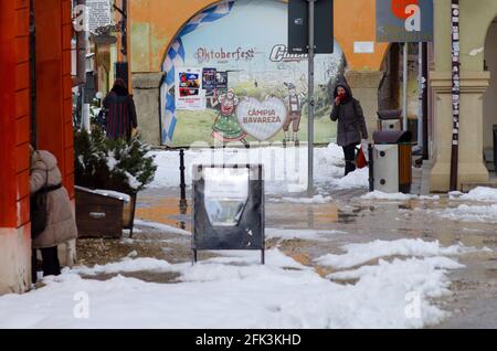 BRASOV, ROMANIA - 07 Aprile 2021 - scena di strada innevata nel centro storico di Brasov, Romania - Foto: Geopix Foto Stock