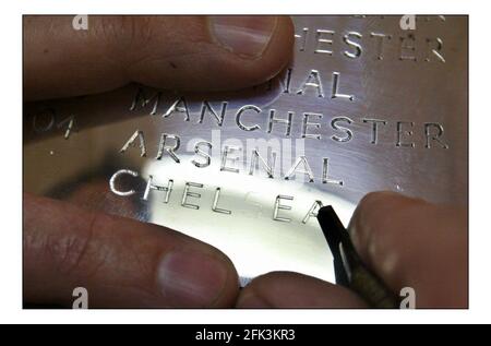 La Coppa di premiership in corso di incisione per l'anno 2005, ad Aspreys sul vecchio Bond st da Philip sale.pic David Sandison 4/5/2005 Foto Stock