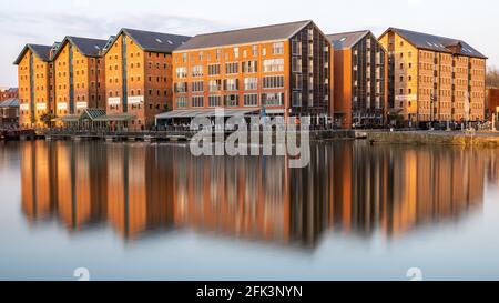 Gloucester Docks in serata con riflessioni di magazzini Foto Stock