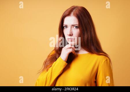 preoccupata giovane donna che pensa all'ansia per il futuro Foto Stock