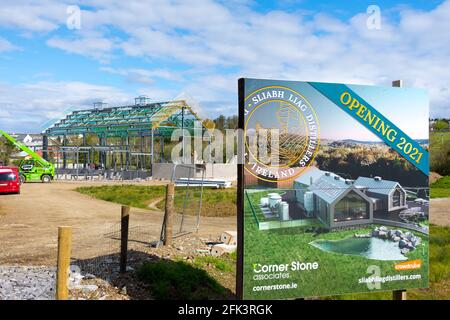 I lavori di costruzione ripartono presso la nuova distilleria Sliabh Liag Distillers ad Ardara, nella contea di Donegal, Irlanda, dopo ritardi dovuti alla chiusura di Covid19 Foto Stock