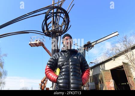 Olomouc, Repubblica Ceca. 28 Apr 2021. Illustrazione Smice dello scultore Jan Dostal a Olomouc, Repubblica Ceca, 28 aprile 2021. Jan Dostal ha fatto artwork nube di capillari d'acciaio davanti al padiglione ceco per l'Expo 2020 a Dubai, SAE, diciassette tonnellate e nove chilometri di acciaio cresce in tutta l'esposizione ed è probabilmente la più grande scultura a forma di mano del suo genere nel mondo. Credit: Ludek Perina/CTK Photo/Alamy Live News Foto Stock