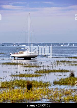 Barca a vela a bassa marea ad Arès, comune ostreicole situato sulla riva della baia di Arcachon, nel dipartimento della Gironda, nella Francia sud-occidentale. Foto Stock