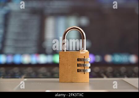 Lucchetto con schermo del computer sfocato. Sicurezza Internet, foto concettuale. Protocollo di sicurezza 443. Foto Stock