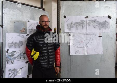 Olomouc, Repubblica Ceca. 28 Apr 2021. Lo scultore Jan Dostal si pone per il fotografo a Olomouc, Repubblica Ceca, 28 aprile 2021. Jan Dostal ha fatto artwork nube di capillari d'acciaio davanti al padiglione ceco per l'Expo 2020 a Dubai, SAE, diciassette tonnellate e nove chilometri di acciaio cresce in tutta l'esposizione ed è probabilmente la più grande scultura a forma di mano del suo genere nel mondo. Credit: Ludek Perina/CTK Photo/Alamy Live News Foto Stock