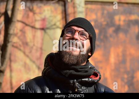 Olomouc, Repubblica Ceca. 28 Apr 2021. Lo scultore Jan Dostal si pone per il fotografo a Olomouc, Repubblica Ceca, 28 aprile 2021. Jan Dostal ha fatto artwork nube di capillari d'acciaio davanti al padiglione ceco per l'Expo 2020 a Dubai, SAE, diciassette tonnellate e nove chilometri di acciaio cresce in tutta l'esposizione ed è probabilmente la più grande scultura a forma di mano del suo genere nel mondo. Credit: Ludek Perina/CTK Photo/Alamy Live News Foto Stock