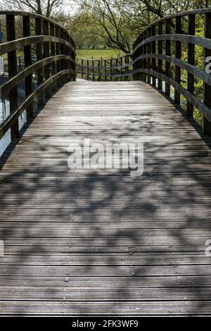 Salisbury, Regno Unito. 2021. Passerella in legno per pedoni e ciclisti su un fiume. Foto Stock