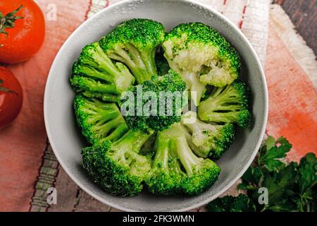 Mazzi di broccoli verdi pronti a cucinare. Broccoli primo piano Foto Stock