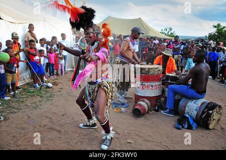 I ballerini tradizionali si esibiscono in un matrimonio a GaMashashane, nel sud Provincia di Limpopo in Africa Foto Stock