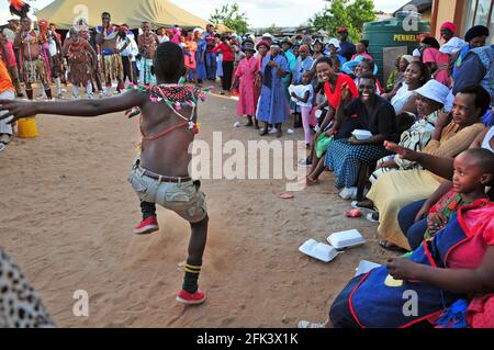 I ballerini tradizionali si esibiscono in un matrimonio a GaMashashane, nel sud Provincia di Limpopo in Africa Foto Stock