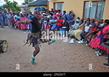 I ballerini tradizionali si esibiscono in un matrimonio a GaMashashane, nel sud Provincia di Limpopo in Africa Foto Stock