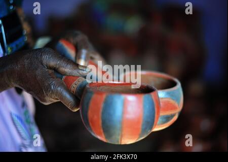 Le donne nella provincia rurale del Limpopo in Sud Africa usano sabbia e. acqua per fare ceramica utilizzando metodi tradizionali di lavorazione a mano Foto Stock