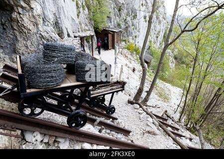 Vista del carrello sul sentiero utilizzato nella prima guerra mondiale, Sabotin, Slovenia Foto Stock