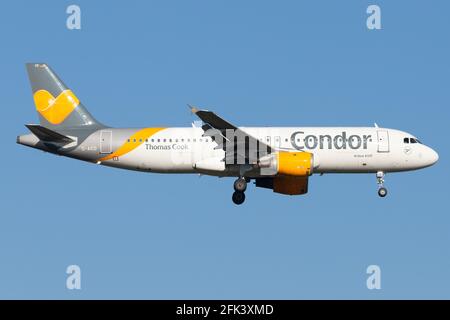 FRANCOFORTE sul MENO, GERMANIA - 01 novembre 2019: Condor (DE / CFG) in avvicinamento all'aeroporto di Francoforte (EDDF/fra) con un Airbus A320 (D-AICD/0884). Foto Stock