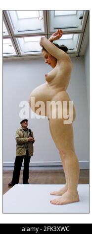 Ron Mueck ha prodotto 4 nuove opere nella sua mostra alla National Gallery di Londra. Divenne il gallerys quinto artista associato nel 1999. Mostra 19 marzo - 22 giugno 2003----INCINTA WOMANpic David Sandison 17/3/2003 Foto Stock