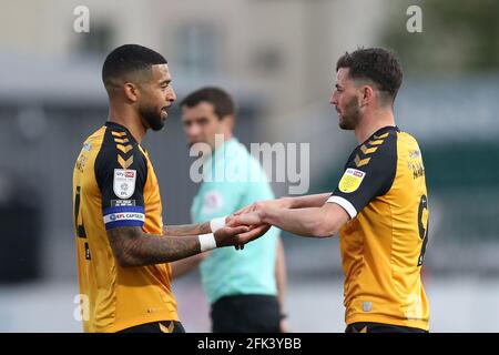 Newport, Regno Unito. 27 Apr 2021. Joss Labadie della contea di Newport (l) e Padraig Amond (r) della contea di Newport celebrano il loro primo obiettivo. EFL Football League Two match, Newport County contro Scunthorpe Utd alla Rodney Parade di Newport, Galles, martedì 27 aprile 2021. Questa immagine può essere utilizzata solo per scopi editoriali. Solo per uso editoriale, è richiesta una licenza per uso commerciale. Nessun utilizzo nelle scommesse, nei giochi o nelle pubblicazioni di un singolo club/campionato/giocatore. pic di Andrew Orchard /Alamy Live news Foto Stock