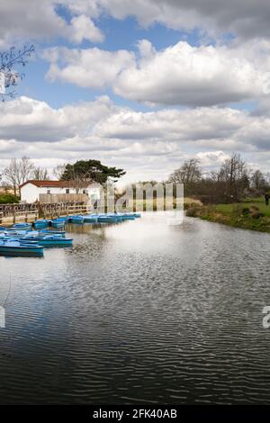 BARCOMBE MILLS, INGHILTERRA - 11 APRILE: Piccole barche blu a noleggio sul Ouse, Sussex, Inghilterra Foto Stock