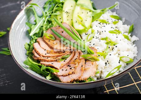 Ciotola di manzo e riso con insalata fatta in casa. Menu dieta. Foto Stock