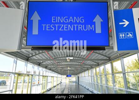 Erfurt, Germania. 28 Apr 2021. L'ingresso al Corona Test Center alla fiera. Il centro di test rapido è gestito principalmente per i visitatori del Federal Horticultural Show nella sala espositiva 3. È prevista una capacità di test di 5,000 persone al giorno e a tale scopo sono state allestite 20 stazioni. Il centro è aperto al pubblico dal lunedì alla domenica dalle 7:30 alle 20:30. Credit: Martin Schutt/dpa-Zentralbild/dpa/Alamy Live News Foto Stock