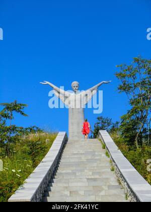 Scalinata alla statua del Cristo Redentore (Cristo Redentore) sul monte San Biagio (costa tirrenica vicino a Maratea), Maratea, Basilicata, Italia, Foto Stock