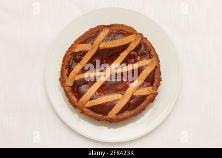 Primo piano su cibo tradizionale italiano, tortano napoletano e pastiera Foto Stock