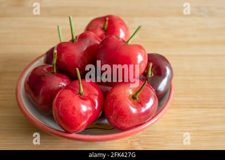 Ciliegie rosse fresche sopra il tagliere Foto Stock
