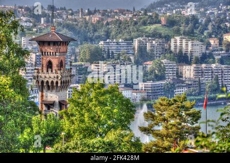 Paesaggio urbano su Lugano con Castello e Casa sul Monte con Lago Alpino Lugano in Ticino, Svizzera. Foto Stock