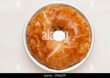 Primo piano su cibo tradizionale italiano, tortano napoletano e pastiera Foto Stock