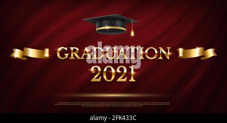 2021 banner per la cerimonia di laurea. Concetto di premio con cappello accademico, nastro dorato e testo su sfondo rosso scuro tenda Illustrazione Vettoriale
