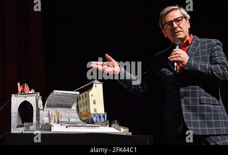 Erfurt, Germania. 28 Apr 2021. Hank Irwin Kittel, responsabile del set design al Theatre Erfurt, presenta il set design durante una conferenza stampa per il Domstufen Festival. Dal 9 luglio al 1 agosto, il Teatro Erfurt prevede di esibirsi presso il Domstufen Festival di Tchaikovsky "la Maid of Orleans". Credit: Martin Schutt/dpa-Zentralbild/dpa/Alamy Live News Foto Stock