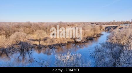 Fiume Siberiano Vagai in prima mattina. L'erba e i cespugli sono ricoperti di gelo. Paesaggio primaverile. Foto Stock