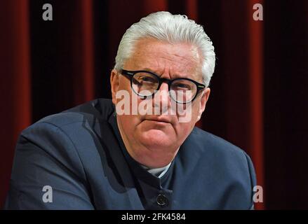 Erfurt, Germania. 28 Apr 2021. Guy Montavon, Direttore Generale del Teatro Erfurt siede sul palco del teatro durante una conferenza stampa per il Domstufen Festival. Dal 9 luglio al 1 agosto, il Teatro Erfurt prevede di esibirsi presso il Domstufen Festival di Tchaikovsky "la Maid of Orleans". Credit: Martin Schutt/dpa-Zentralbild/dpa/Alamy Live News Foto Stock