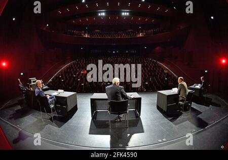 Erfurt, Germania. 28 Apr 2021. Guy Montavon (M), Direttore Generale del Teatro Erfurt siede sul palco del teatro durante una conferenza stampa per il Domstufen-Festspiele. Dal 9 luglio al 1 agosto, il Teatro Erfurt prevede di esibirsi presso il Domstufen Festival di Tchaikovsky "la Maid of Orleans". Credit: Martin Schutt/dpa-Zentralbild/dpa/Alamy Live News Foto Stock