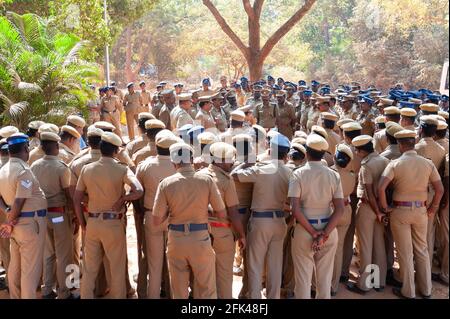 AUROVILLE, INDIA - febbraio 2018: Le forze di polizia si organizzano per l'arrivo del primo ministro modi. Foto Stock