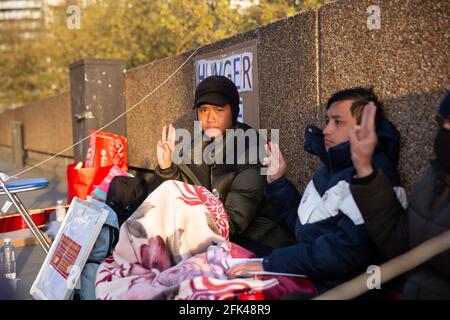 Londra, Regno Unito. 26 Apr 2021. I manifestanti di Londra vanno in sciopero della fame per sostenere la lotta birmana in Myanmar - Westminster Bridge, Londra, Inghilterra il 26 aprile 2021. I birmani continuano a protestare contro il colpo di stato militare avvenuto in Myanmar in febbraio. Credit: Sipa USA/Alamy Live News Foto Stock