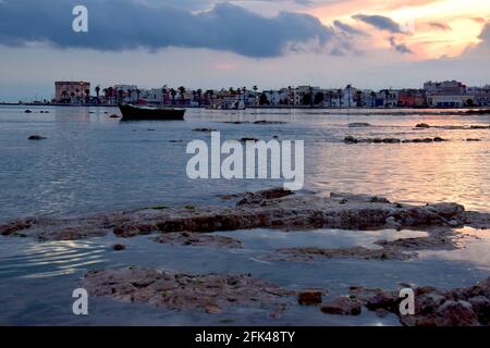 Tramonto sul porto del Salento Foto Stock