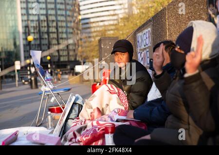 I manifestanti di Londra vanno in sciopero della fame per sostenere la lotta birmana in Myanmar - Westminster Bridge, Londra, Inghilterra il 26 aprile 2021. I birmani continuano a protestare contro il colpo di stato militare avvenuto in Myanmar in febbraio. Foto Stock