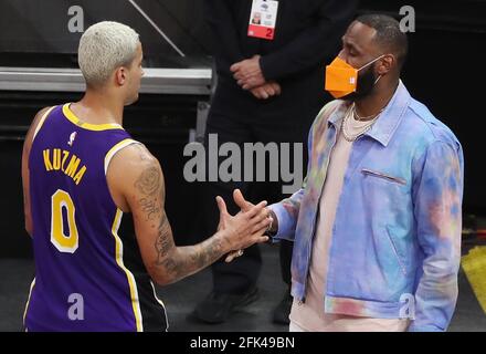 Orlando, Stati Uniti. 26 Apr 2021. LA Forward LeBron James, a destra, si congratula con l'avanti Kyle Kuzma (0) dopo i Los Angeles Lakers al gioco Orlando Magic NBA all'Amway Center lunedì 26 aprile 2021. Los Angeles ha vinto il gioco 114-103. (Foto di Stephen M. Dowell/Orlando Sentinel/TNS/Sipa USA) Credit: Sipa USA/Alamy Live News Foto Stock