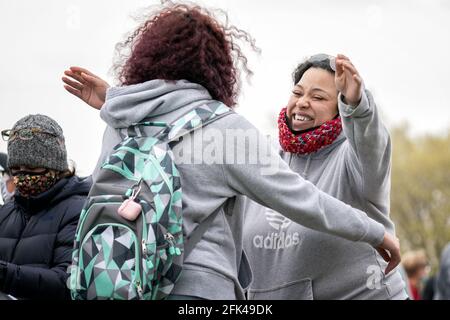 Plymouth, Stati Uniti. 26 Apr 2021. Traci Mahoney abbraccia sua figlia, ottavo classificato Katoria Turner, che ha camminato in un piccolo gruppo di studenti scortati dalla Plymouth Middle School lunedì 26 aprile 2021 a Plymouth, Minnesota. (Foto di Glen Stubbe/Minneapolis Star Tribune/TNS/Sipa USA) Credit: Sipa USA/Alamy Live News Foto Stock