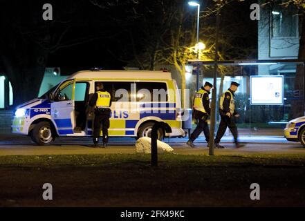 Ufficiali di polizia oltre a una macchina di polizia. Foto Stock