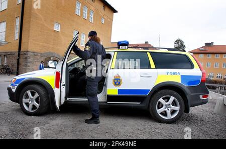 Ufficiale di polizia femminile presso un'auto di polizia, stazione di polizia di Linköping, Svezia. Foto Stock