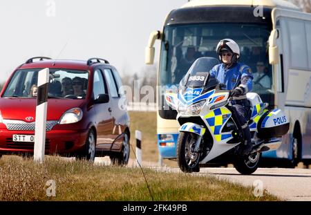 Una polizia svedese del motociclo pattugliando una strada. Foto Stock